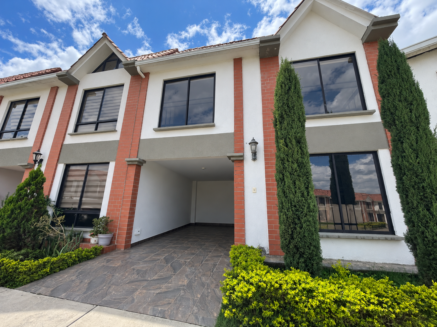 Fachada residencial con garaje vacío